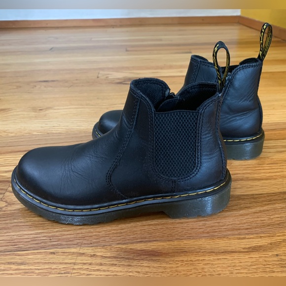 DR MARTENS YOUTH 2976 SOFTY T LEATHER CHELSEA BOOTS - Picture 3 of 12
